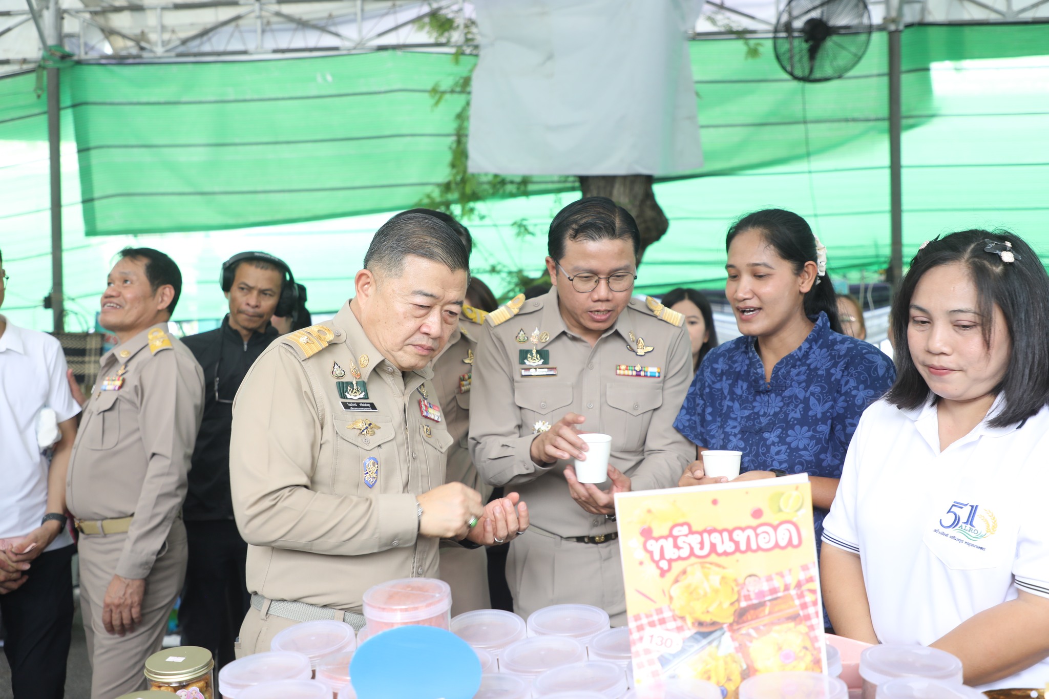 title - ปลัดกระทรวงเกษตรฯ และผู้บริหาร ส.ป.ก. เยี่ยมชมร้านค้า ในงานวันคล้ายวันสถาปนา ส.ป.ก. ครบรอบ 51 ปี